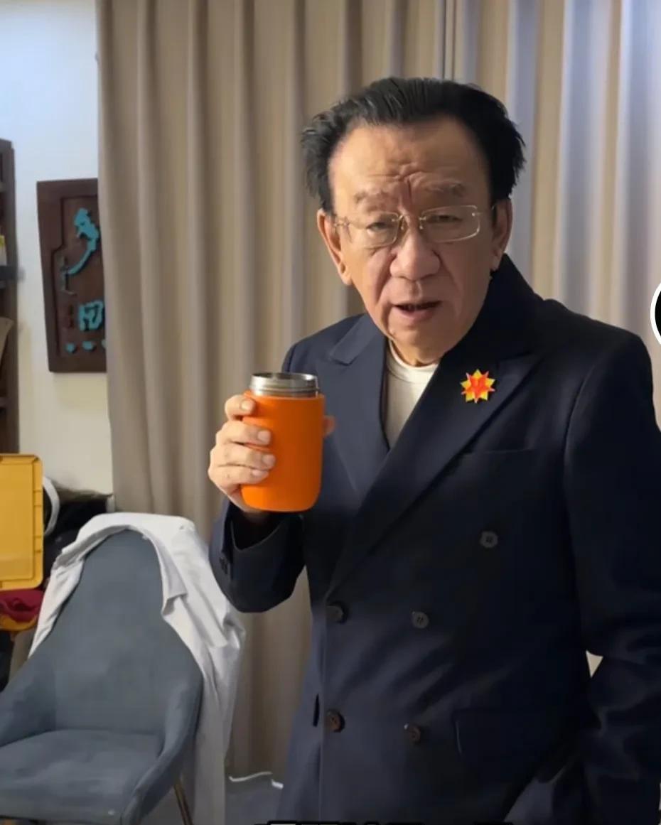 要说老江湖还得属猴二爷，自从去年7月风波以来，杨议在海河边耍猴儿，一直到现在侯二