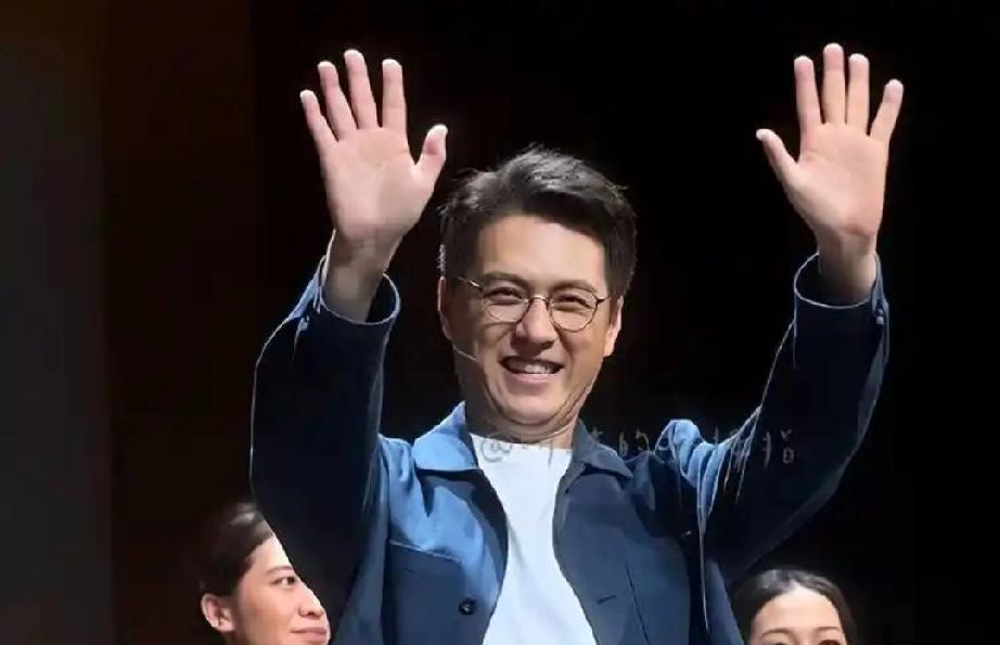 绝了！靳东团长带着中国文化“杀”到冰岛啦！👏他身着笔挺西装，戴着眼镜，身形高大