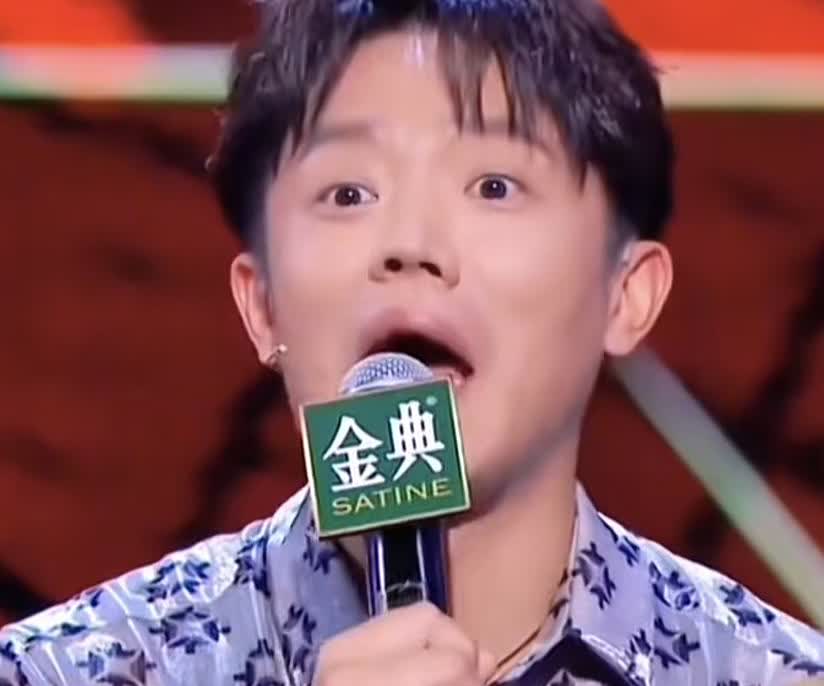 凤凰传奇曾毅跟玲花的梗是甩不掉了。有一次曾毅在排练的时候摔倒了，主办方赶紧过来看