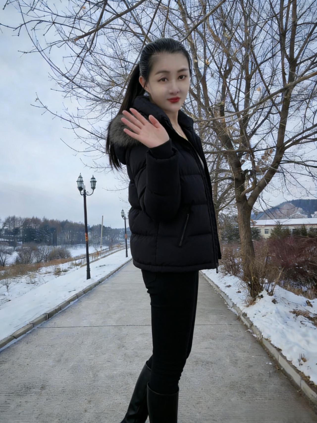 雪落下来，无声覆盖了步道，覆盖了过往而她的身影在冬日里，是唯一的风景