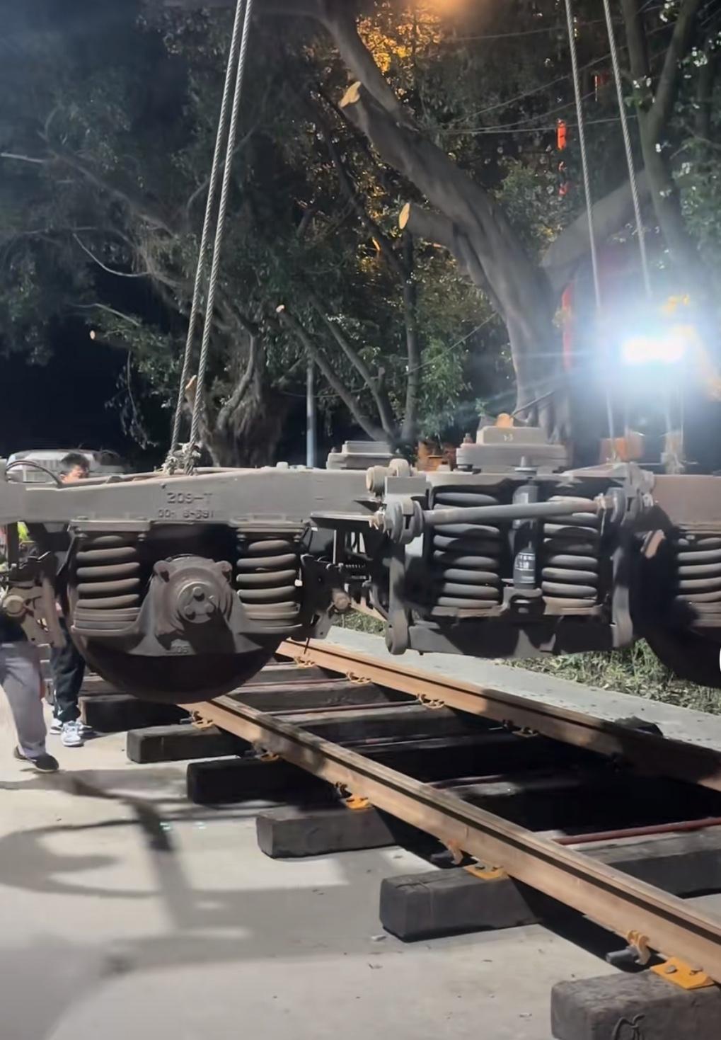 出轨上高速的绿皮火车后续！它又回归（轨）了！原来这是运往成都某文创园作为打卡