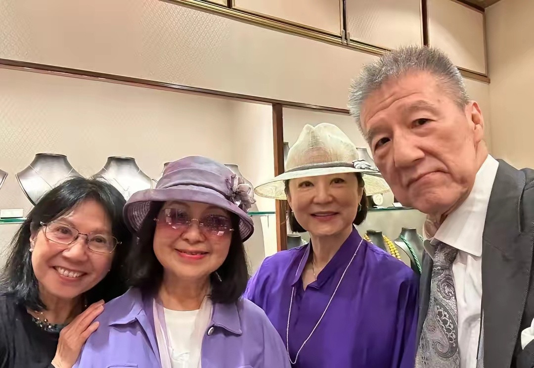 72岁林青霞在香港一家珠宝店买翡翠被偶遇，她打扮时尚大气又贵气，眉眼温和带浅笑，