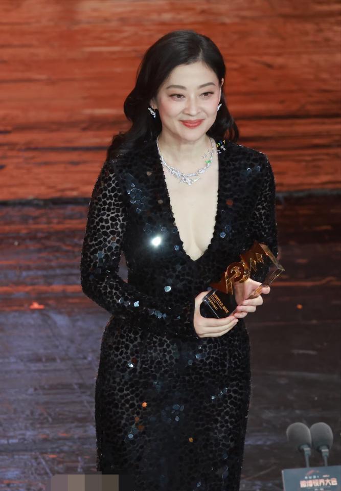 梅婷把脚翘上飞机屏幕那一刻，她的人设就彻底塌了。什么温婉优雅，什么岁月静好，都