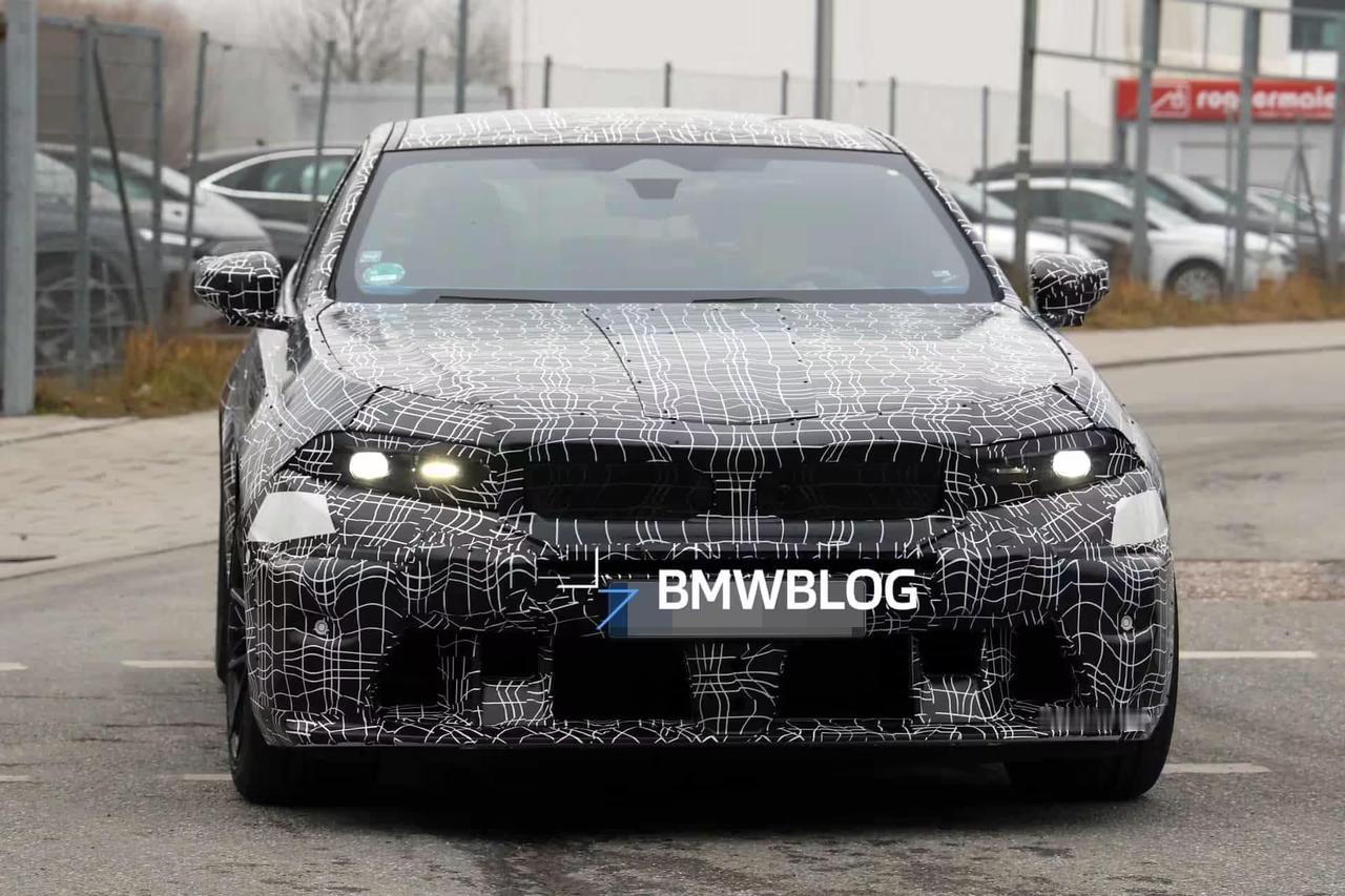 冲哥带大家扒新款宝马M5谍照！中期改款来得实在，双肾格栅缩小不连大灯，看