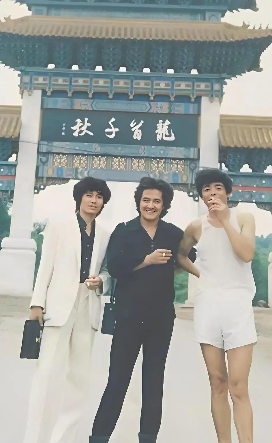 1982年，赵本山当时还很年轻，和几位好友一起决定前往位于辽宁省的铁岭龙首山公园