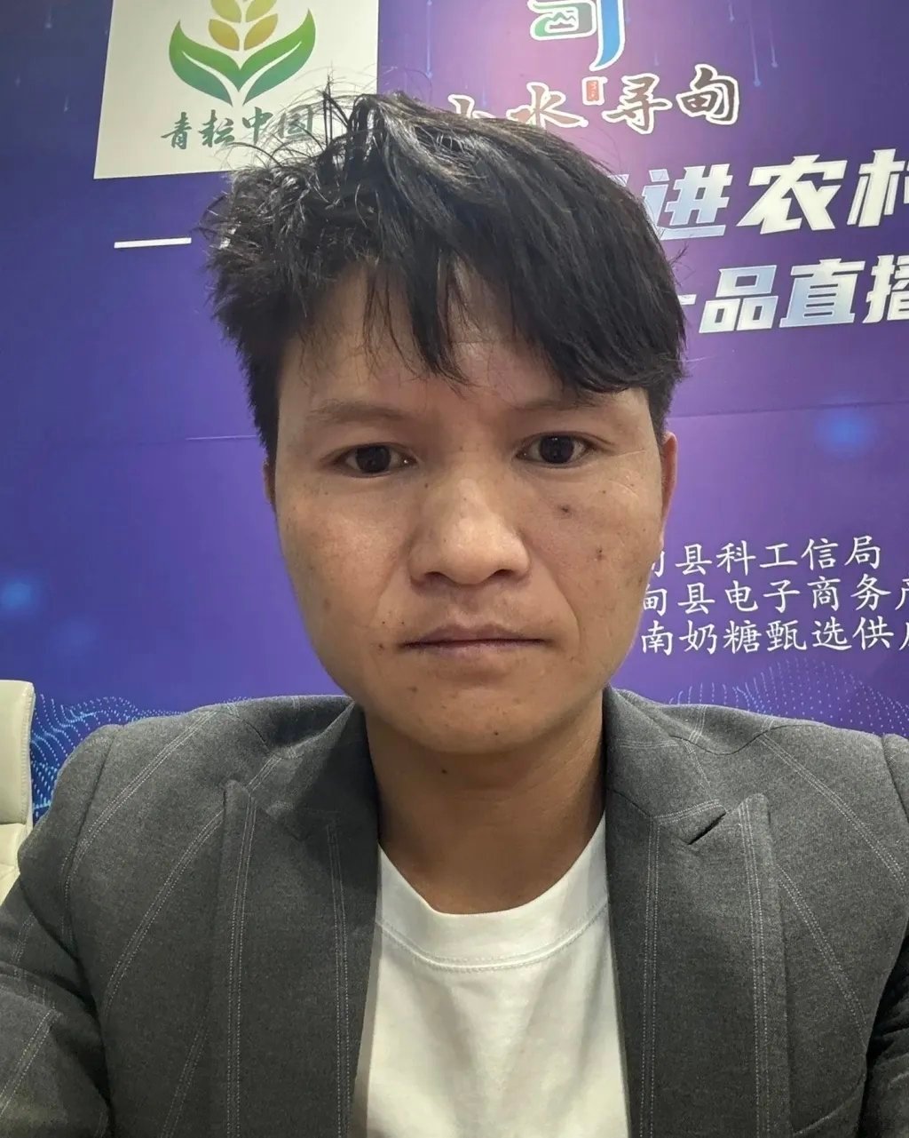 小英老公上拉如被通报了，上拉如开着他的奔驰酒后肇事逃逸。这种人真是穷人乍富，有几