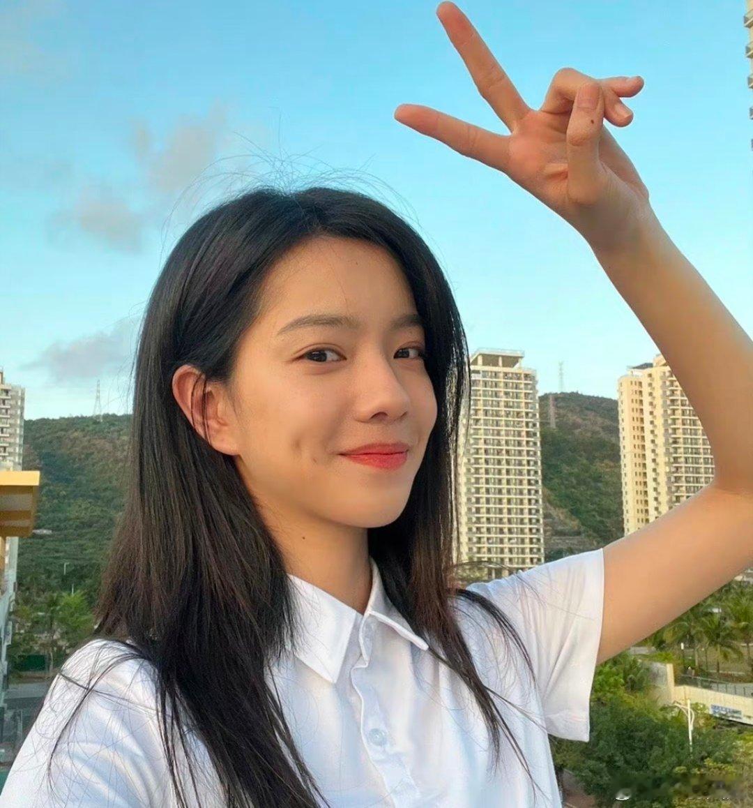 1、《玉兰花开君再来》男主未定,马上要开招商会,杨紫一个人能单扛过会,所以剧方没