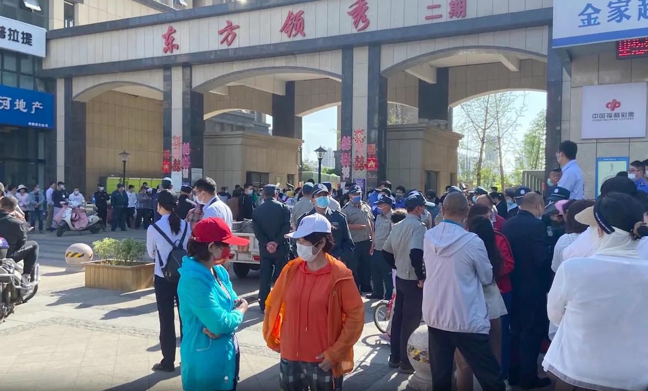 我朋友住在江苏省连云港市东方领秀小区，提起今天发生的事情，他仍然心有余悸。小区一