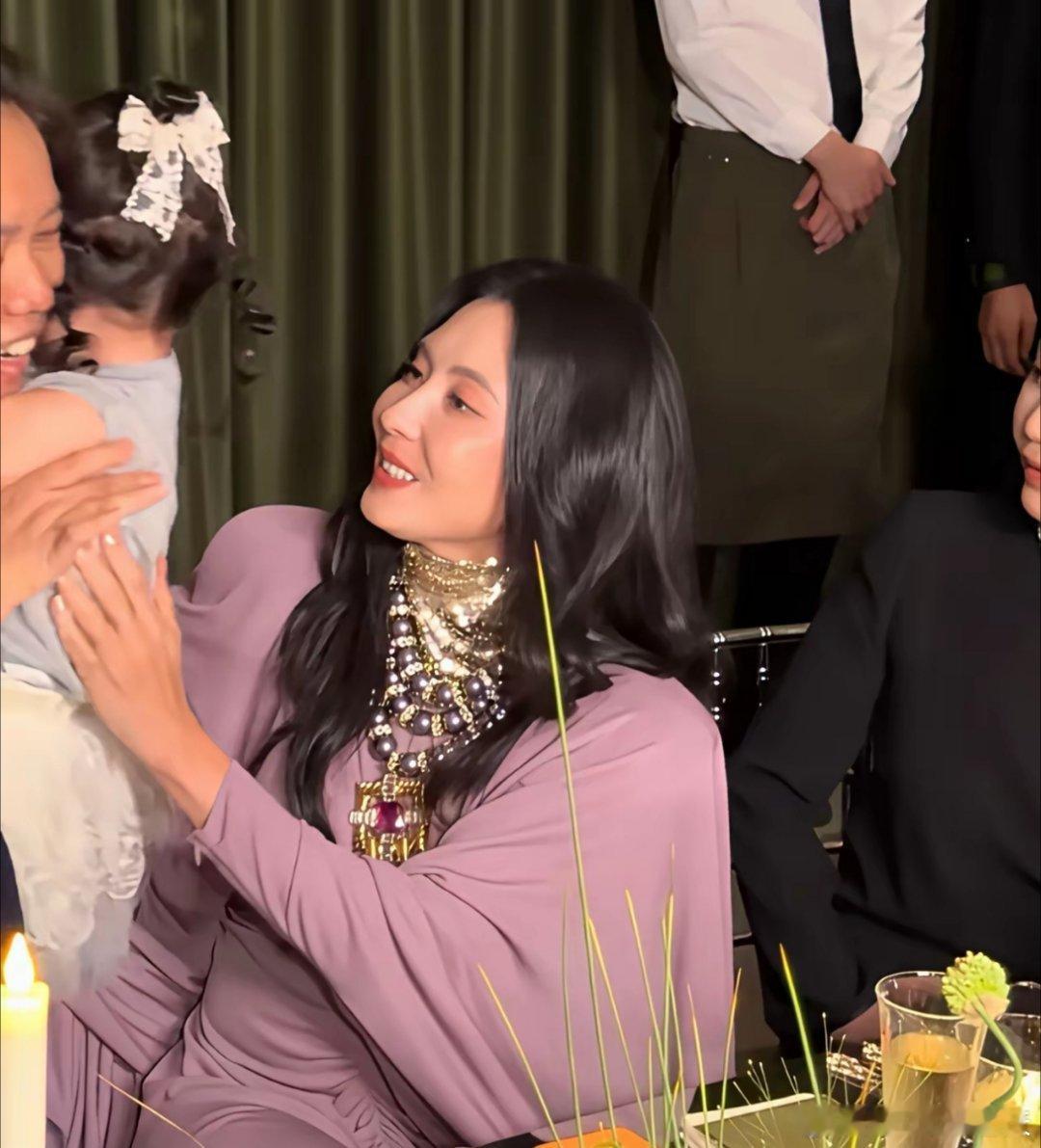 韩安冉带着女儿优米和张柏芝参加了同一场晚宴，张柏芝看到优米后露出了慈母般的微笑，伸手想要抱一抱优米，
