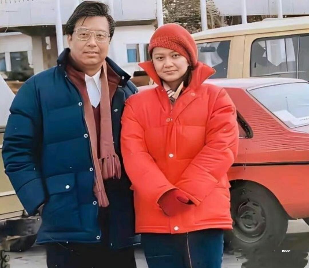 谁还能认出他来？这是当年红遍全国的“歌王”80年代的他穿着藏蓝色的羽绒服，围着