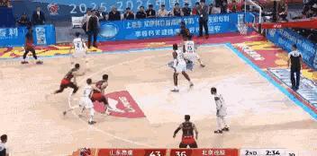 在今天山东高速主场迎战北京控股的比赛中，发生了让人瞠目结舌的一幕。当时比赛进行到