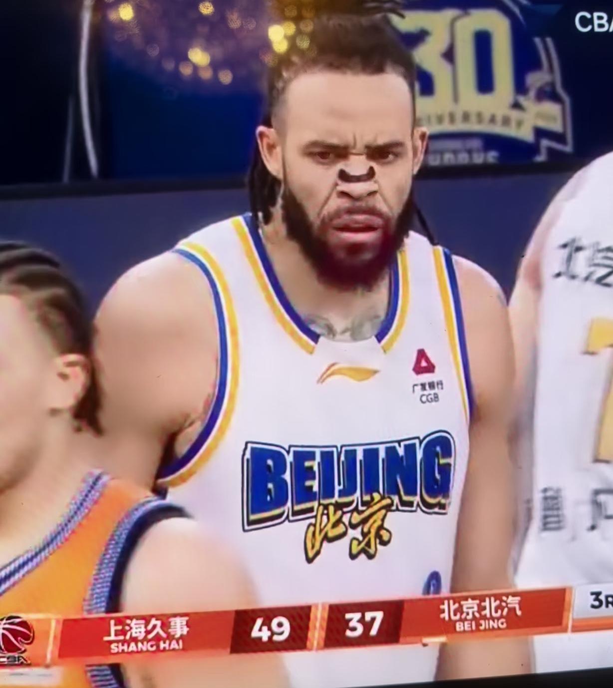 麦基怎么了？北京队大外援麦基自从进入季后赛后总是一副郁闷的表情，好像不太痛快。
