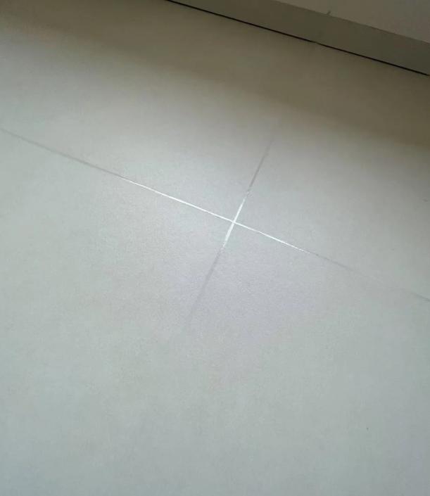 刚做完美缝一个多月，厨房地面就开始一块一块往外掉！我找美缝师傅返工，人家两手一摊