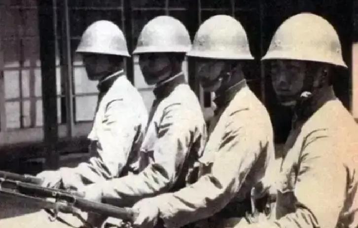 1940年，一个日本军官带人冲进了一个农户家，在屠杀了农户一家三口后，日军开始洗澡放松。然而，接下来