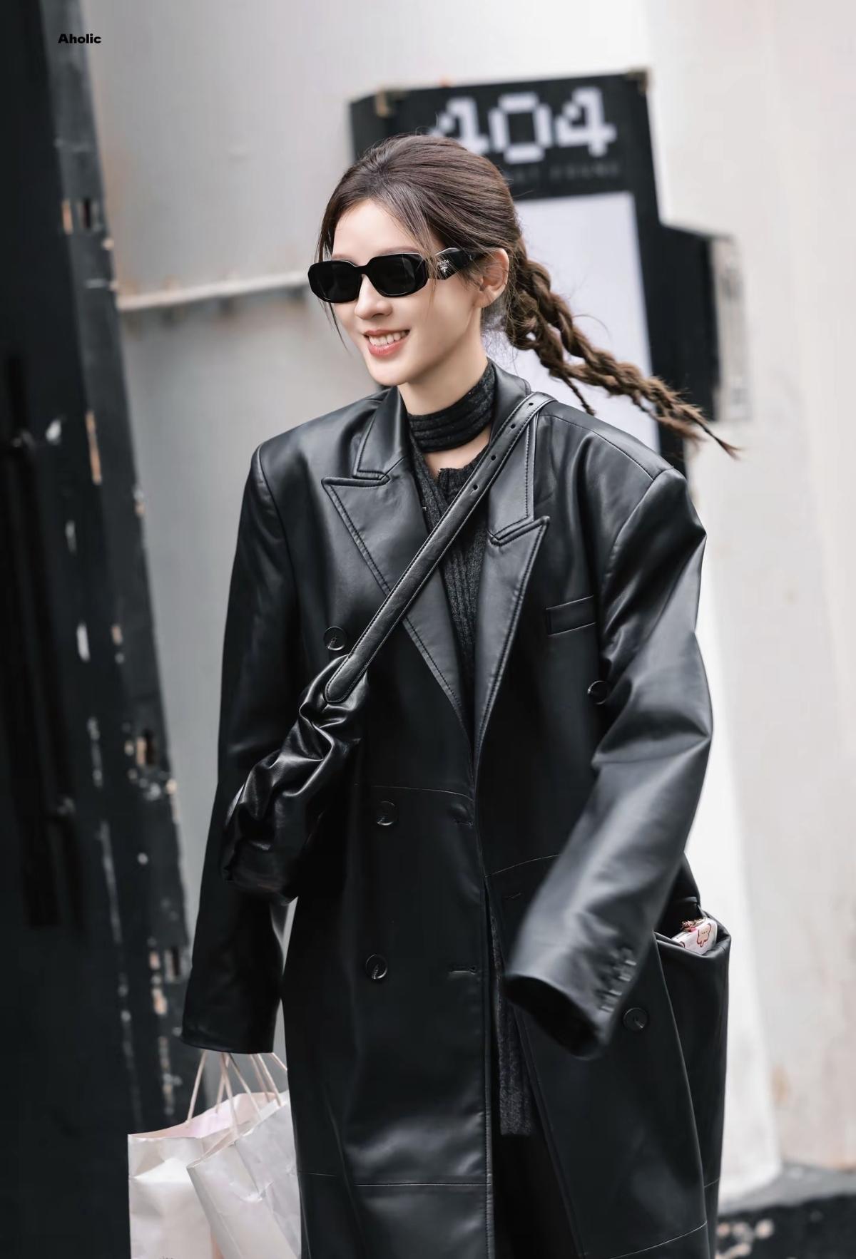 张予曦一身黑皮衣出街，清冷感与松弛感并存，美到犯规[赞][比心]娱乐明星