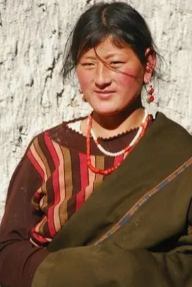 为什么西藏人很少出来打工？其实说白了，因为西藏人口本来就少，穷人靠着福利补贴都能