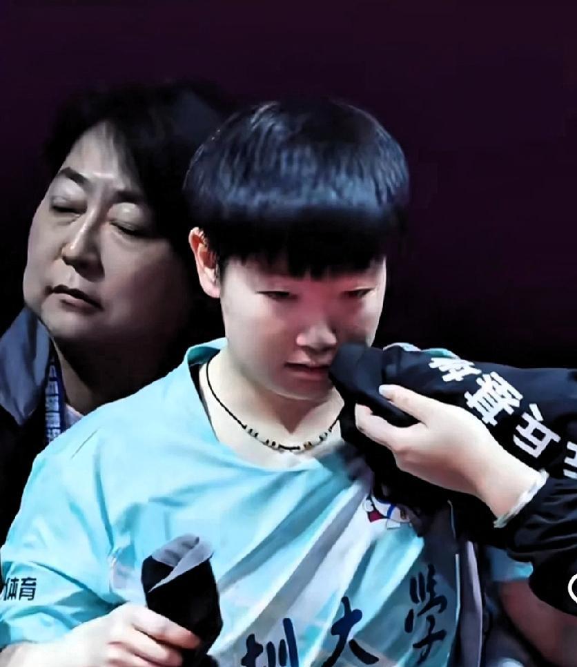 大家有没有发现莎莎竟然藏着秘密武器闻衣服我也是今天才发现莎莎跟队友拿错了