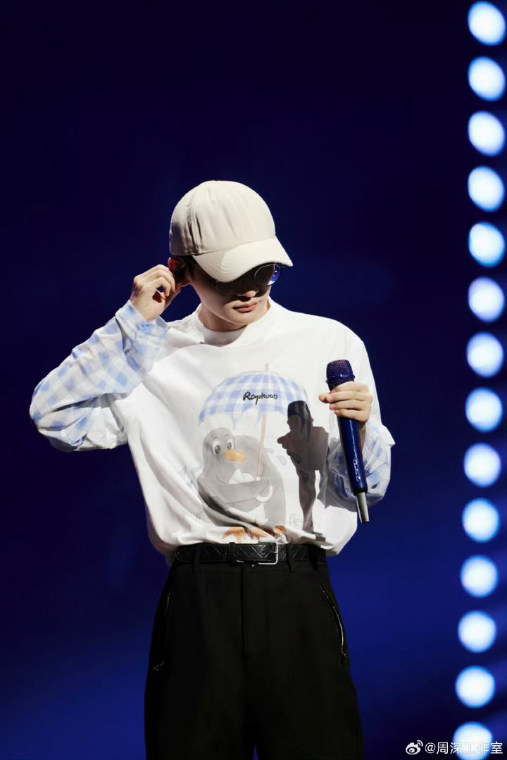 周深光亮瞬间梦回演唱会了！是不是该官宣了，该抢票了