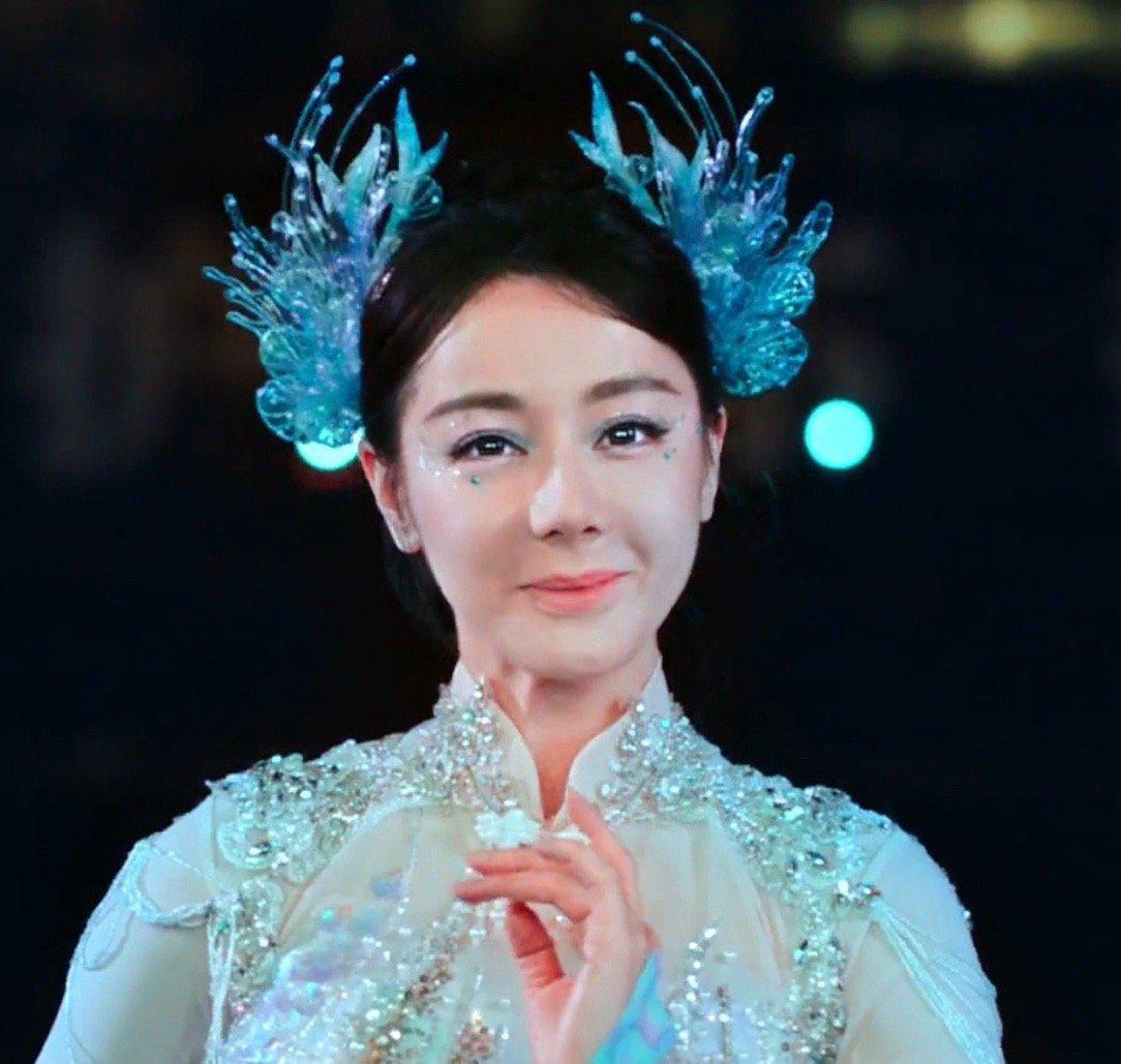 今晚迪丽热巴的妆容被疯狂吐槽但客观来讲，这真的全是妆容的问题吗？虽然说这蓝色