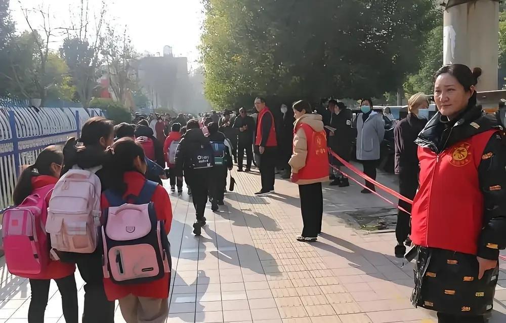 12月29日湖南省张家界市某学生家长在参加小学上下学护学岗时突发疾病身亡，年仅4