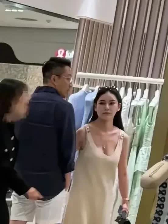 又黑又瘦又矮！看清楚了，这才是真实的马筱梅。穿衣不分场合，除了暴露还