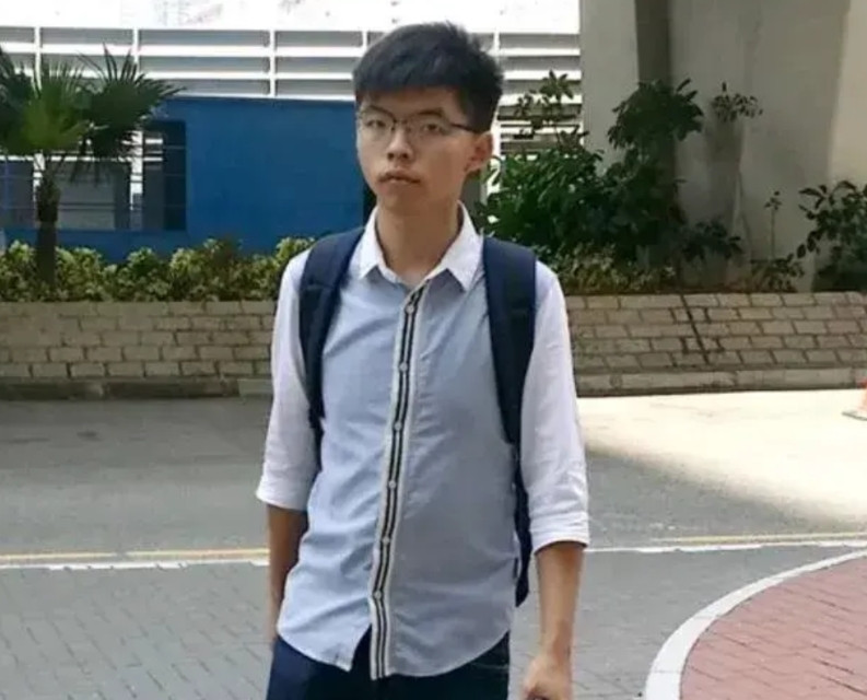 当年的疯狂，正被一笔一笔的进行清算，黄之锋被无缝连接，出狱当日即以危害国家安全罪