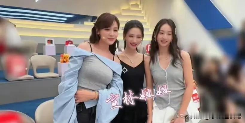 18岁森碟长大了，穿V领修身马甲配白色花瓣短裙，展现出少女的纯美与乖巧。森碟今年