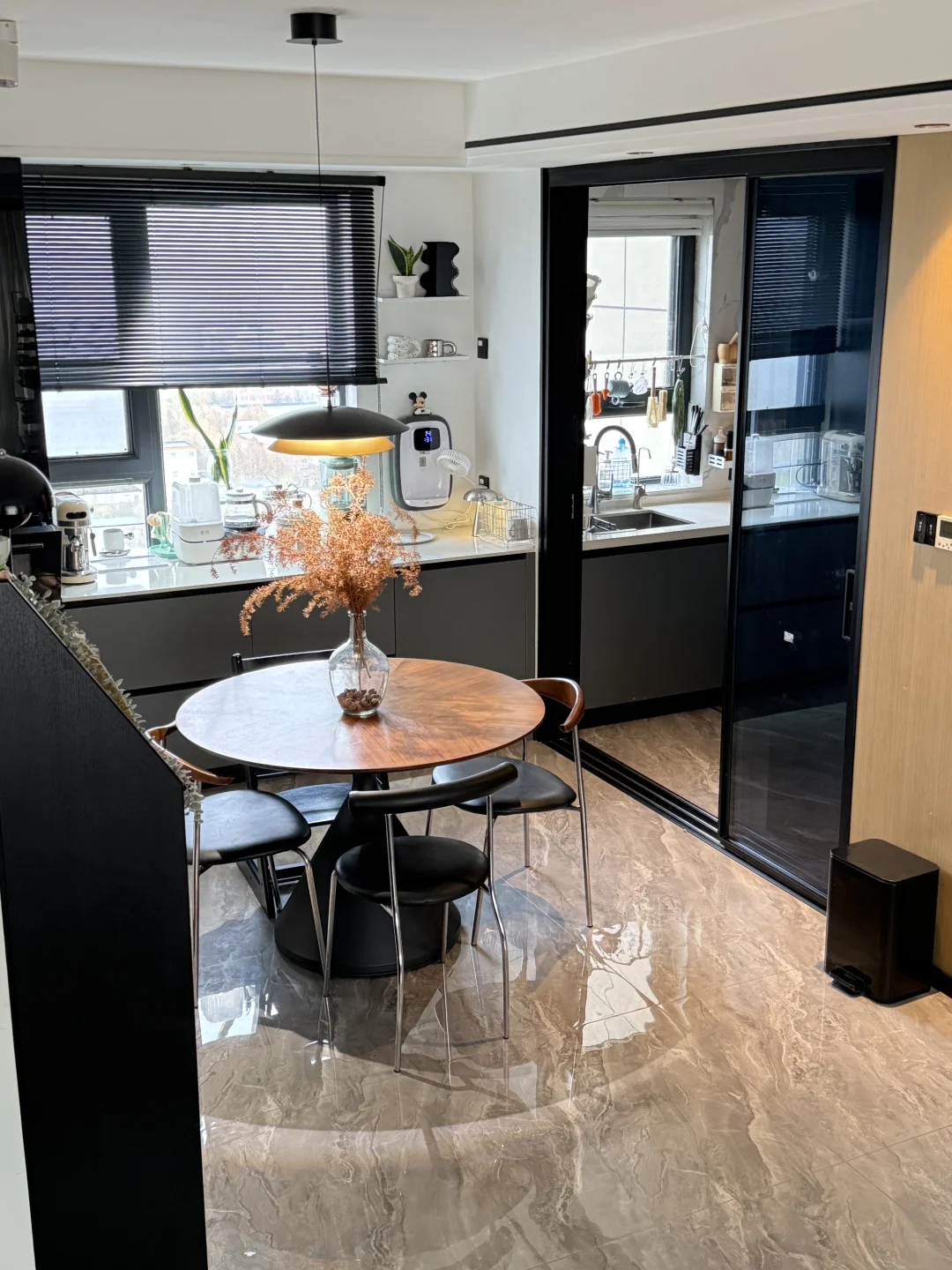 果然，靠窗餐边柜真的显大！