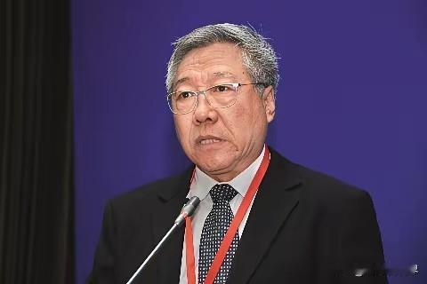 养老金争议冲上热搜，大众真正在意的从来不是某一个专家最近郑秉文可真是成了“