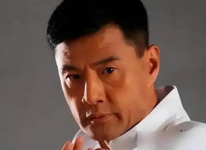 那一肘，把中国动作片的“假”全打碎了。95年片场，李连杰突然对于荣光说：别套招了