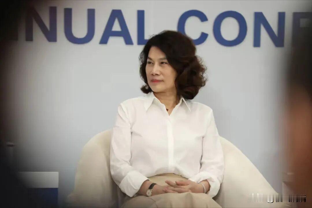 我有个做格力经销商的朋友，股东会刚开完就给我打了个电话。他说董明珠在会上回了
