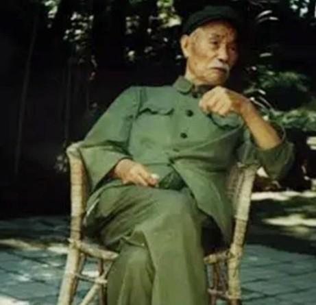 1978年的一天，北京一家普通理发店。一位头发花白、留着浓密胡须的老人理完