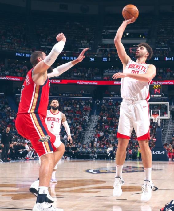 火箭队近来内线伤病不断，因为火箭队的三位中锋最近总是打打停停：申京刚刚因为腿部有