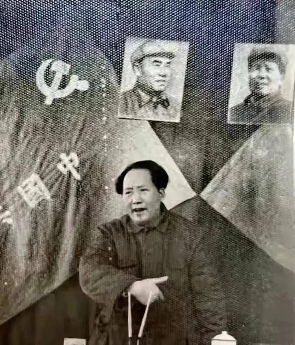 “务必使同志们继续地保持谦虚谨慎、不骄不躁的作风，务必使同志们继续地保持艰苦奋斗
