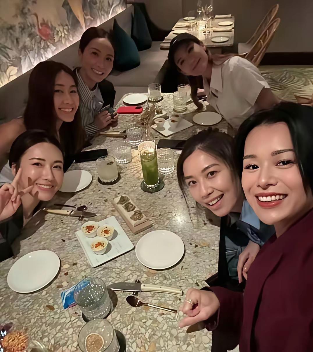 香港女明星的合影毫无偶像包袱，尽显随性自然之态。她们始终保持着良好的状态，既不整