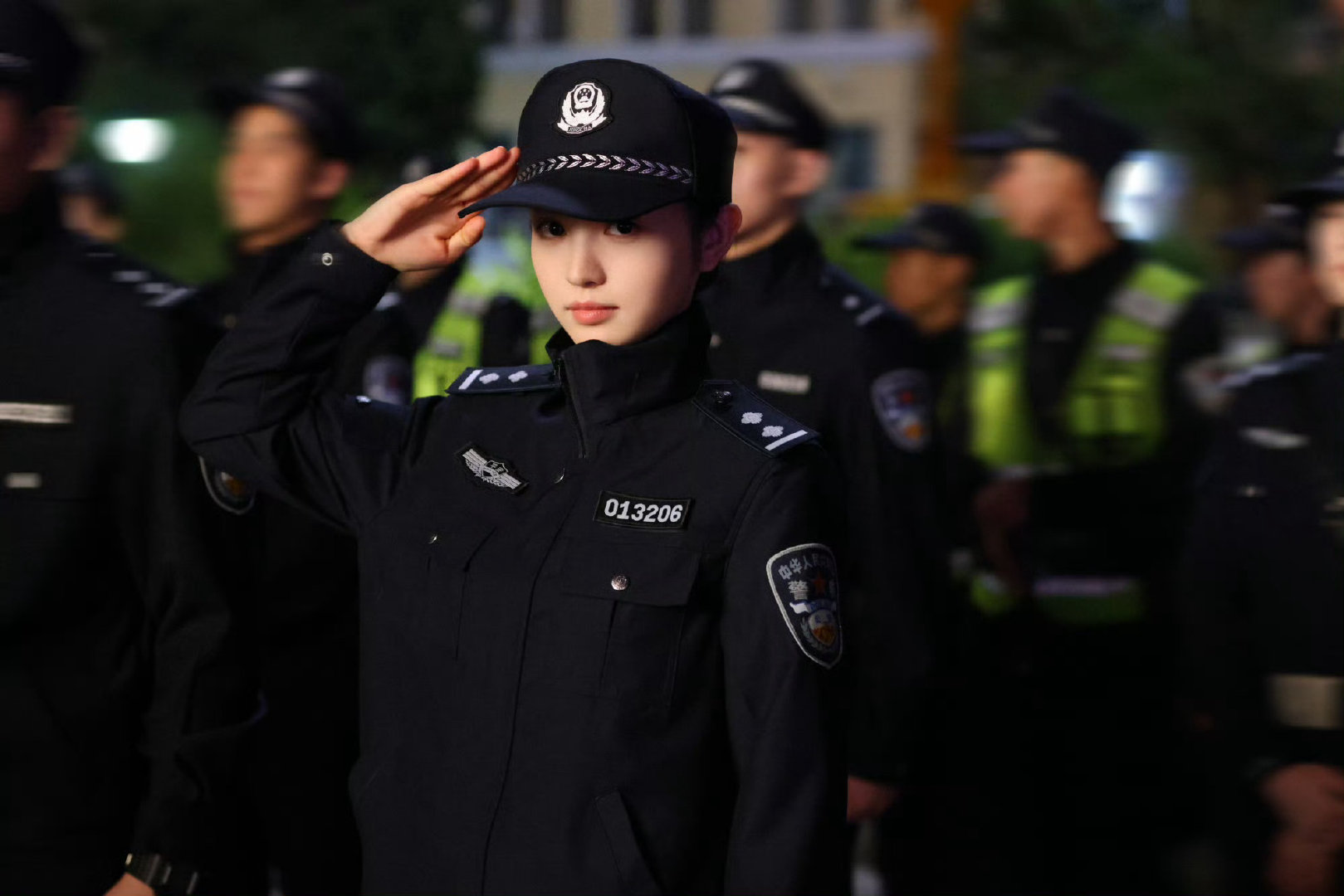 田曦薇飒爽警花被田曦薇警服硬控住了好酷的警花