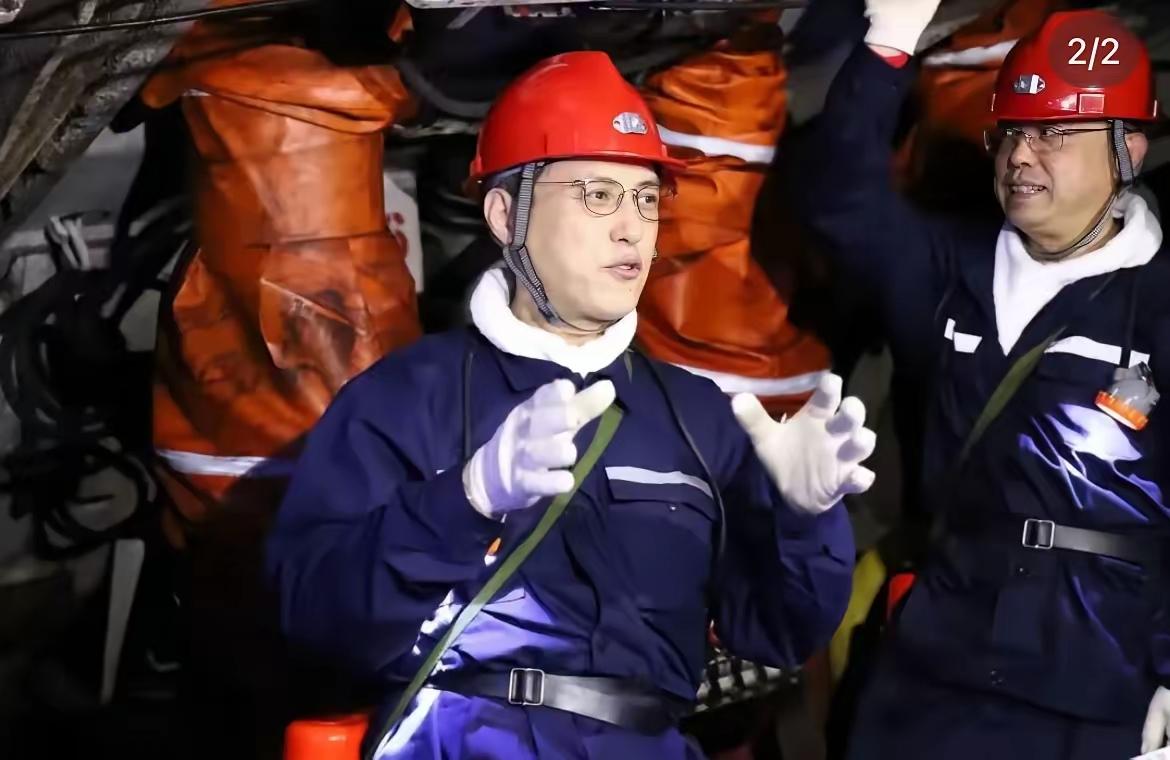 别的演员怕失业而靳东不怕不是他进了体制，而是他负责了，他是第一个去矿洞慰问