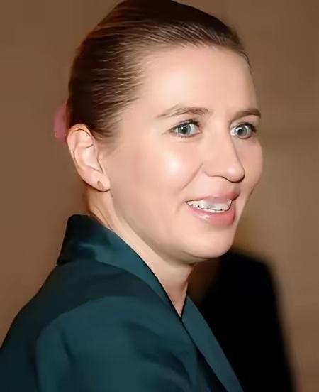 丹麦的两个国际笑话：一、丹麦女首相为了讨好美国，像疯狗一样咬中国，结果美国现在要