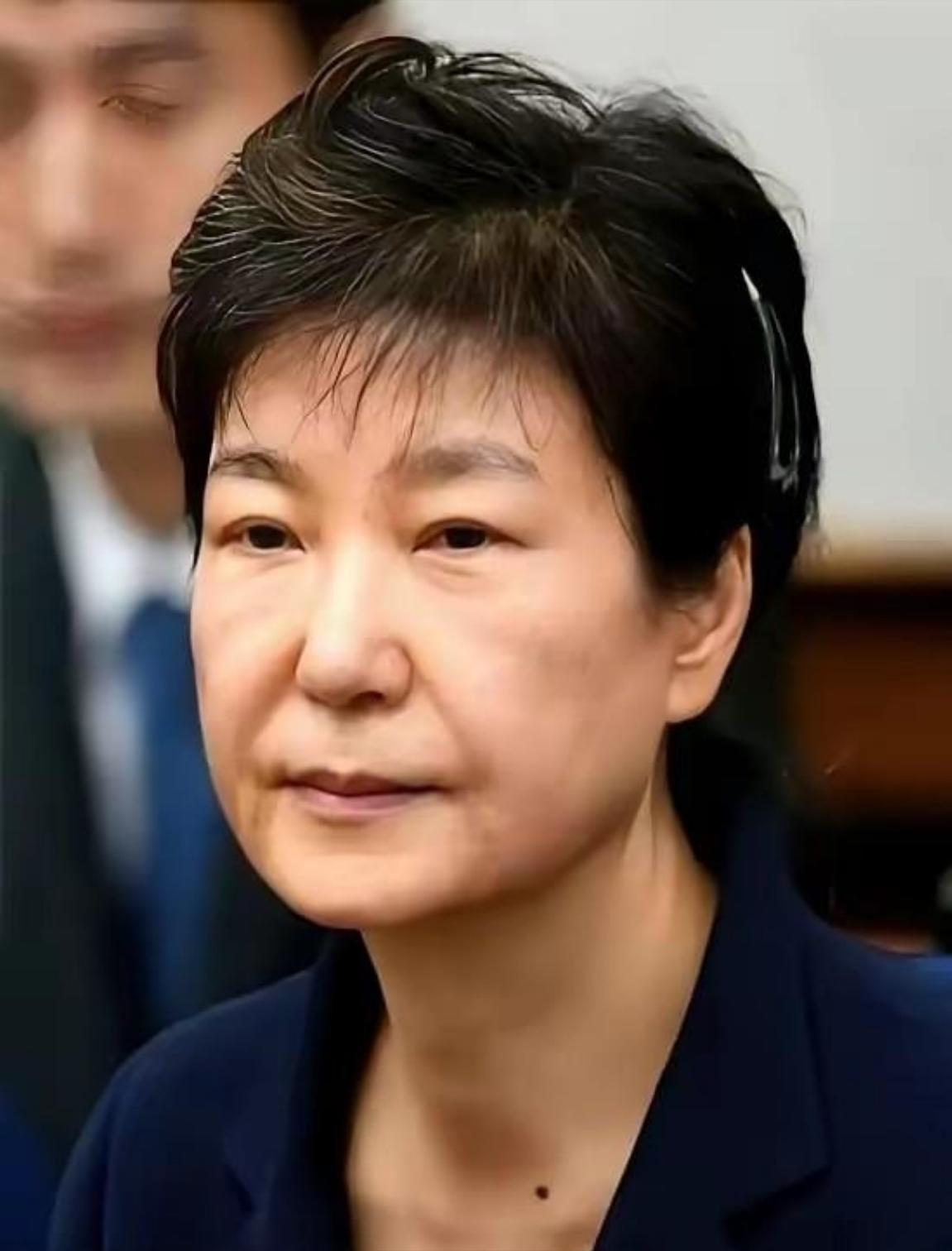 韩国政坛，真是杀疯了。尹锡悦刚被法院一审判了无期徒刑，同一天，74岁的朴槿惠养老