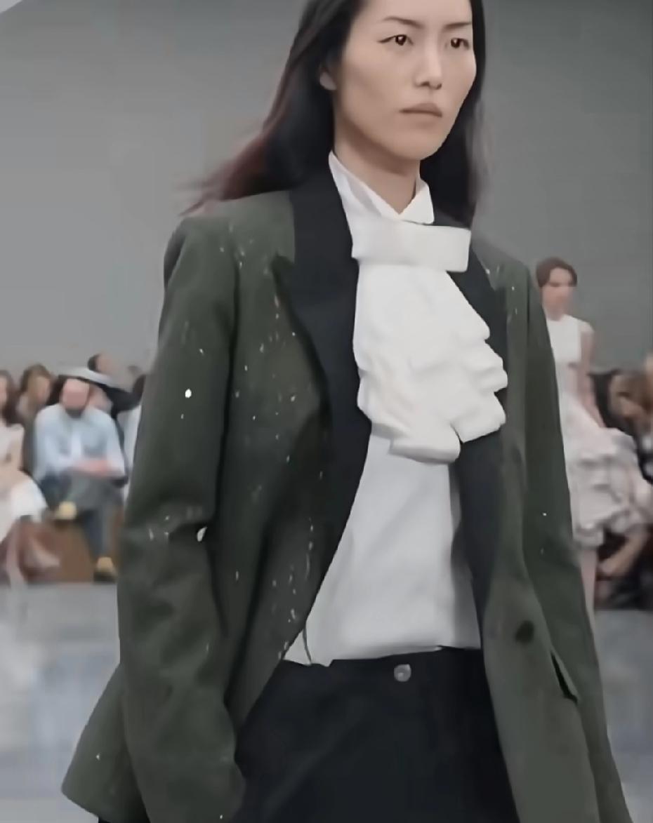 刘雯惊喜现身DIOR2026春夏大秀T台，捧场JonathanAnderso
