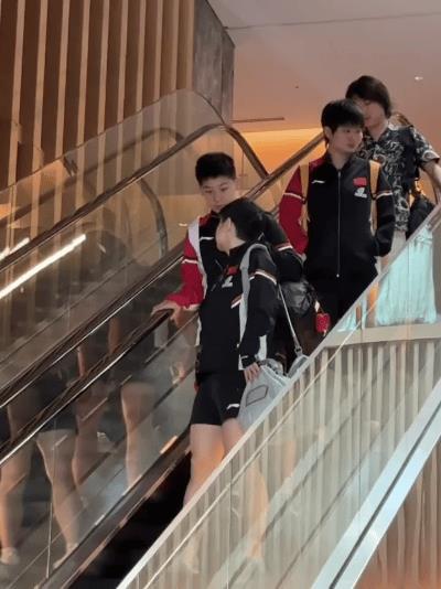 8.6横滨冠军赛：莎莎带小朋友吃早餐！哈哈哈！一转眼孙颖莎成大姐姐啦！还是个宝