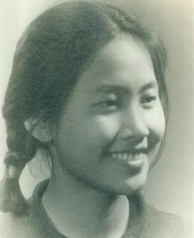 她在毛主席身边工作11年，晚年与主席同月同日离世，一生未婚。她在毛主席身边工作了