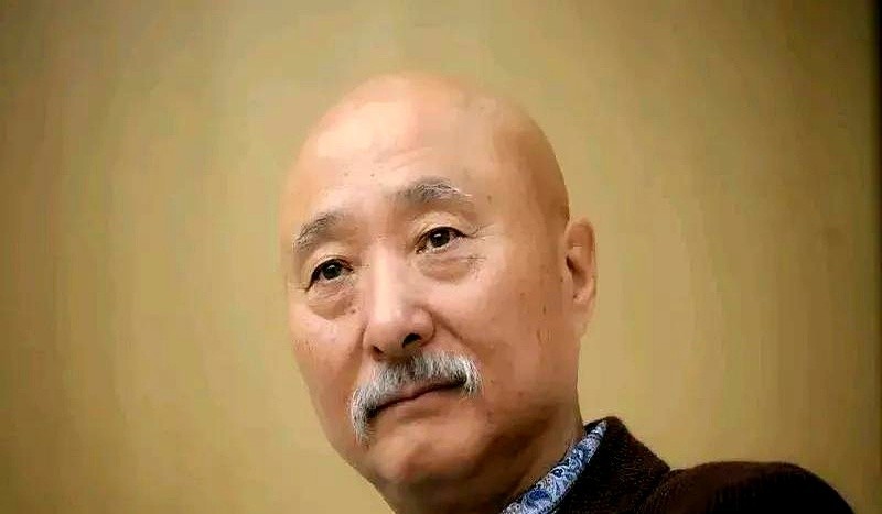 老艺术家陈佩斯终于向生活低头了。一票难求的舞台剧《戏台》搬上暑期档，姜武