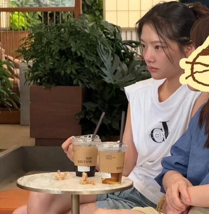 任敏在路人镜头下的生图，素面朝天很接地气…网友偶遇，就很普通人～她其实不算明星艺