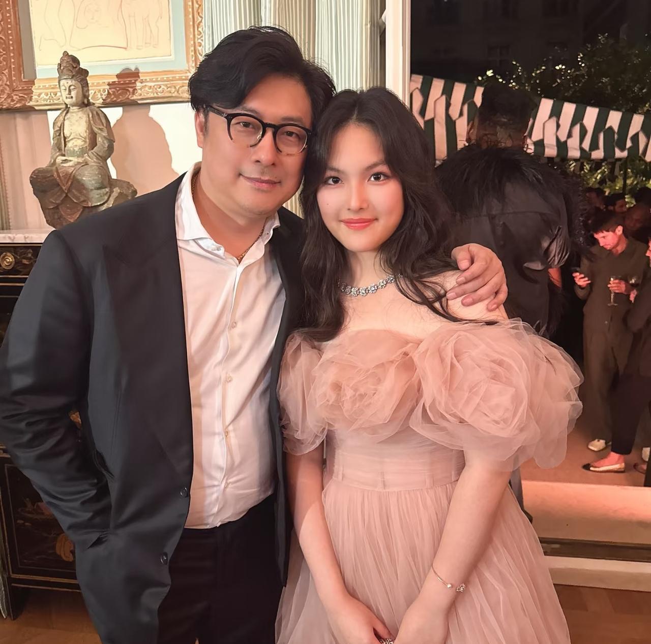 王岳伦晒出和女儿和合影，原来他也去巴黎时装周陪女儿了！王诗龄这个小女孩真是幸福，