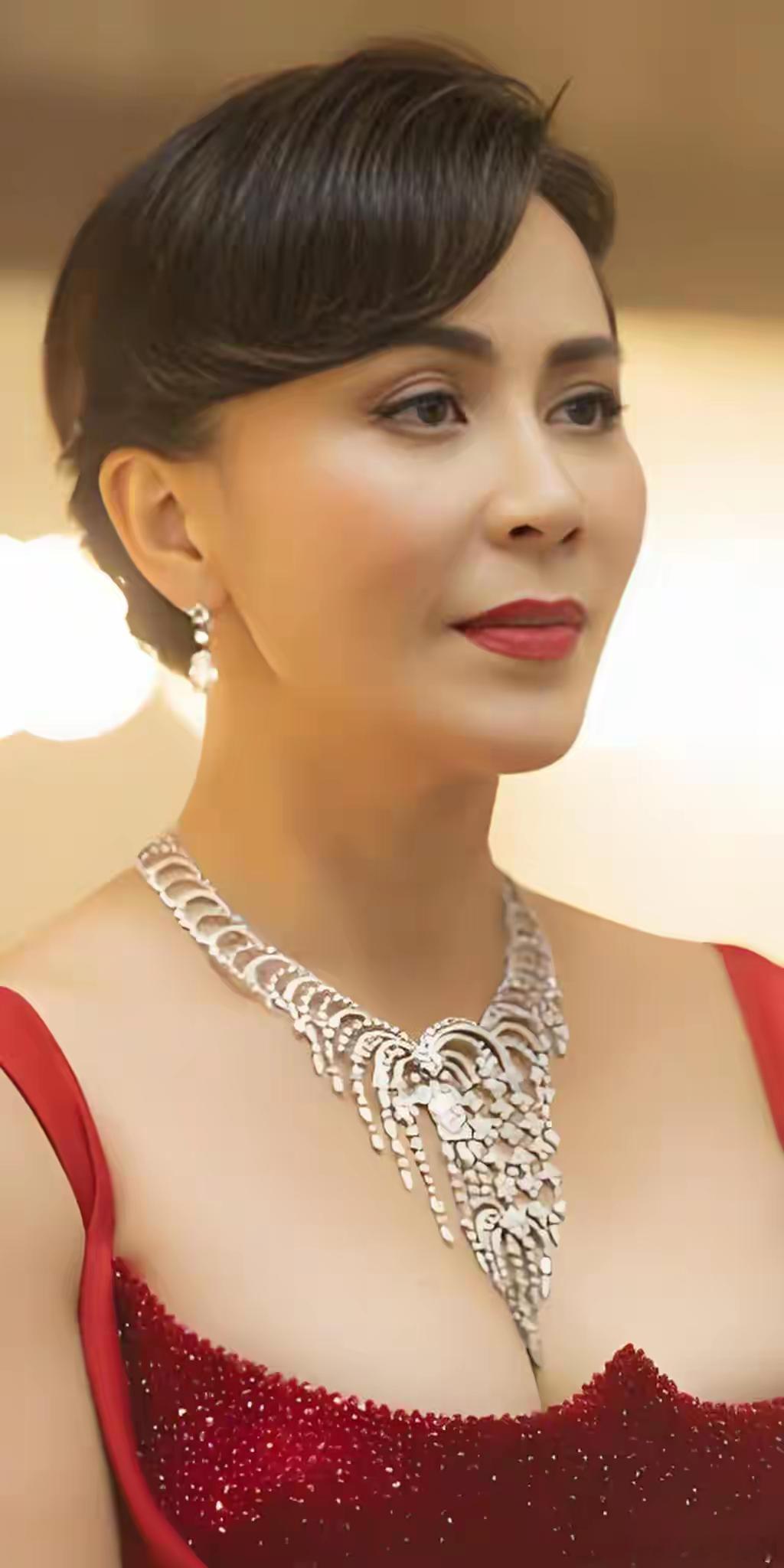 1.杨颖此前谈过《跑男》的飞行嘉宾，姿态也摆得挺低的，结果节目组的态度让她非常不爽，弄得好像是施舍她