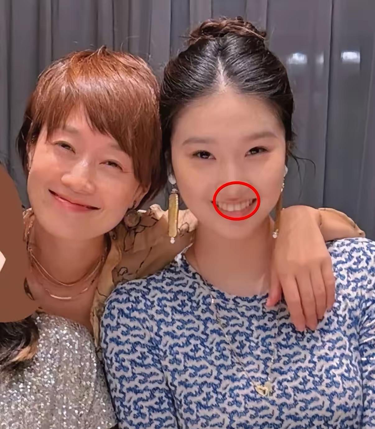 大家发现了吗？马伊琍的女儿文君竹有点不对劲，不是长得成熟，也不是没她妈妈好看