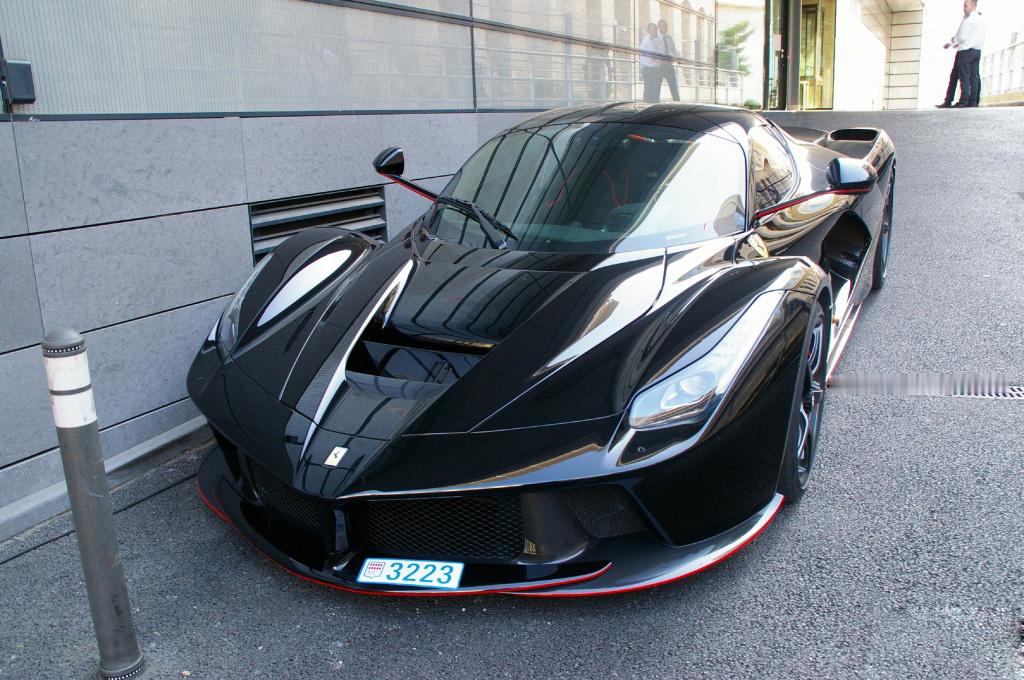 黑色法拉利Laferrari