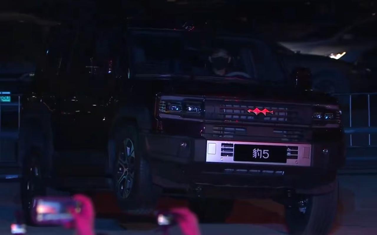 迪子牛逼啊，这回何止是颠覆越野，连汽车两个字都颠覆了！你能想象三个轮行驶吗？遇到