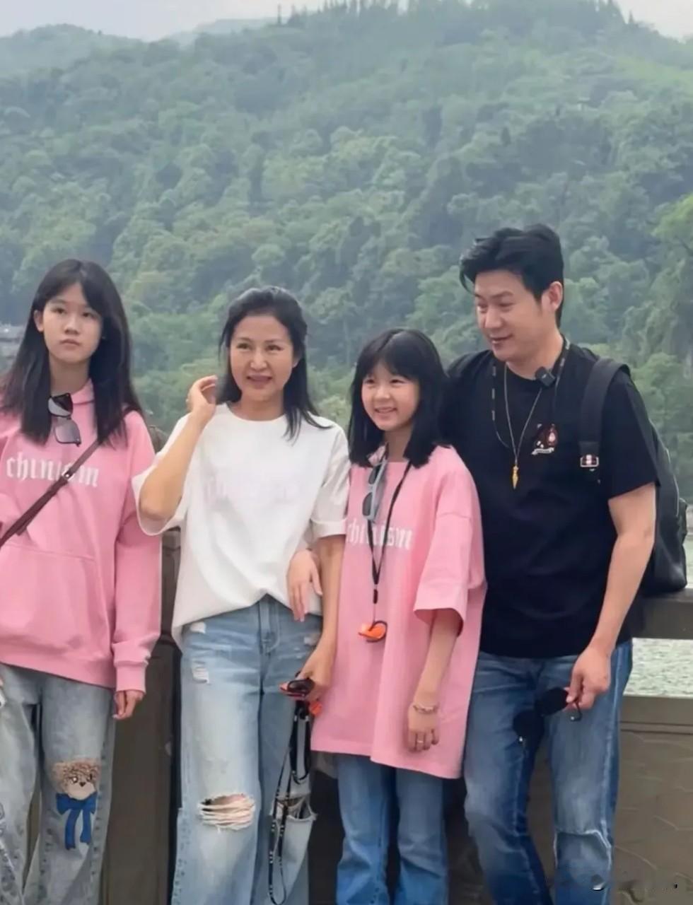 陆毅一家四口旅游时留下的合影。没有美颜滤镜岁月的痕迹一览无余，大女儿个子高挑脸随